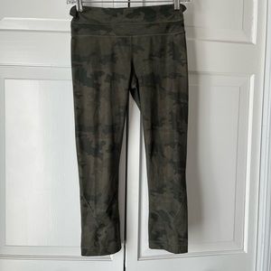 lululemon - Capri Camo Leggings